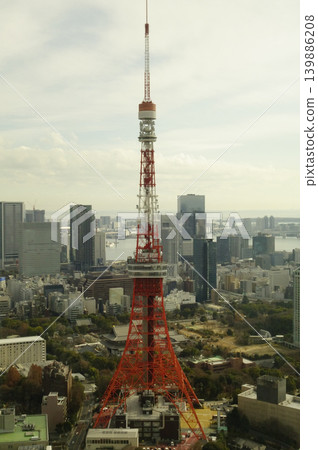 從麻布台之丘觀景台眺望東京鐵塔 從麻布台之丘觀景台眺望東京鐵塔 139886208