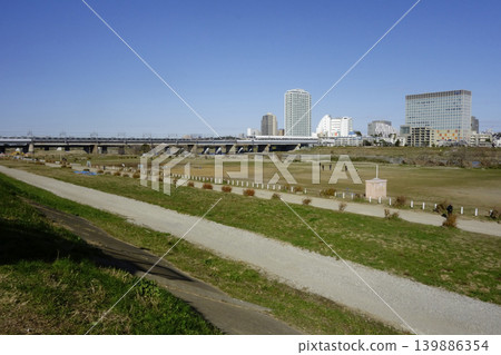 從玉川河堤上的二子新地對岸的二子玉川的景色。 139886354