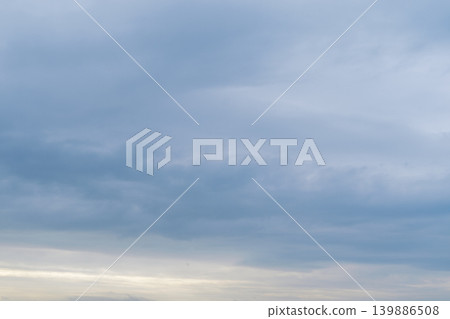 天空平靜,仍殘留著日出的餘暉,厚重的雲層緩緩飄過。 天空平靜,仍殘留著日出的餘暉,厚重的雲層緩緩飄過。 139886508