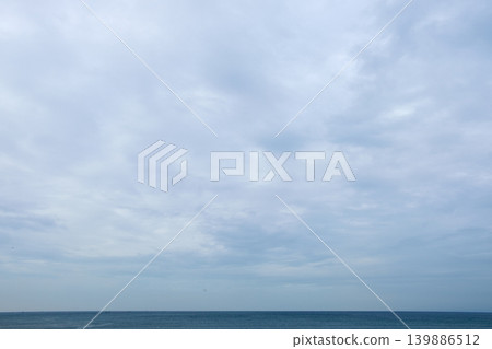 在我們面前,一片平靜的地平線展開,天空陰雲密布,大海波光粼粼。 在我們面前,一片平靜的地平線展開,天空陰雲密布,大海波光粼粼。 139886512
