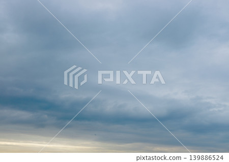 陰雲密布,薄雲籠罩在一片微光之中。 陰雲密布,薄雲籠罩在一片微光之中。 139886524