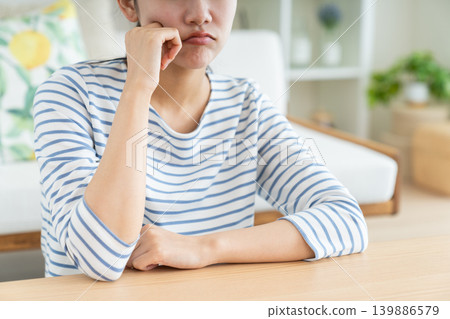 Young woman suffering in the living room Young woman suffering in the living room 139886579
