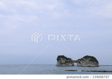 從遠處眺望漂浮在和歌山縣白濱町沿海海灣中的圓月島(1) 從遠處眺望漂浮在和歌山縣白濱町沿海海灣中的圓月島(1) 139886787