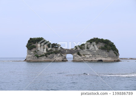 從遠處眺望漂浮在和歌山縣白濱町沿海海灣中的圓月島(圖3) 從遠處眺望漂浮在和歌山縣白濱町沿海海灣中的圓月島(圖3) 139886789