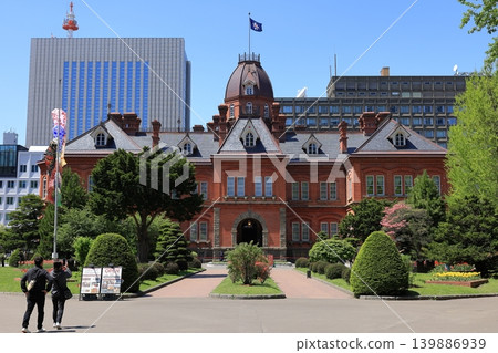 The red brick government building stands out against the spring blue sky. A nationally designated important cultural property, the former Hokkaido Government Office building, May. The red brick government building stands out against the spring blue sky. A nationally designated important cultural property, the former Hokkaido Government Office building, May. 139886939
