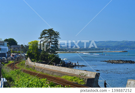 天晴海岸是位於富山縣冰見市海岸的能登半島準國立公園內的風景名勝,從這裡可以看到松樹覆蓋的岩礁,背景是立山山脈。 天晴海岸是位於富山縣冰見市海岸的能登半島準國立公園內的風景名勝,從這裡可以看到松樹覆蓋的岩礁,背景是立山山脈。 139887252