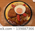 名古屋特色美食：芡汁意麵，上面放有炸物、煎蛋和香腸。 139887366
