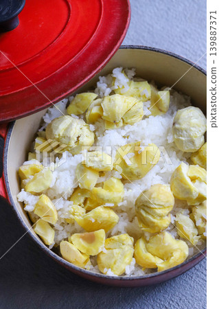 栗子飯:秋日風味,家常菜,暖心的日式料理。 栗子飯:秋日風味,家常菜,暖心的日式料理。 139887371