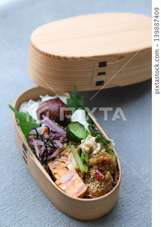 Chestnut bento box, perfect for autumn outings Chestnut bento box, perfect for autumn outings 139887409