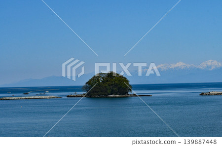 富山縣，富山灣，冰見漁港，唐島，固定漁網，白雪皚皚的立山山脈 139887448