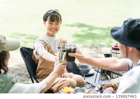 在露營地享受露營和豪華露營的家庭 139887463