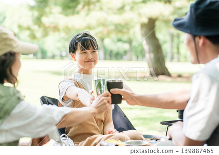 在露營地享受露營和豪華露營的家庭 139887465