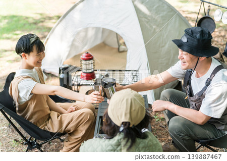 在露營地享受露營和豪華露營的家庭 在露營地享受露營和豪華露營的家庭 139887467