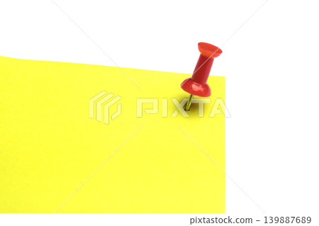 Close-up Yellow note and clip isolated on white background with copy space Close-up Yellow note and clip isolated on white background with copy space 139887689