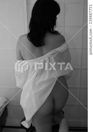 身穿連身裙的女子的背影 身穿連身裙的女子的背影 139887751