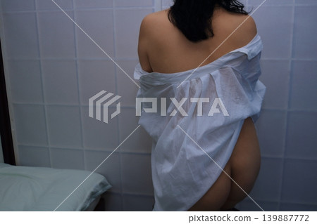 身穿連身裙的女子的背影 身穿連身裙的女子的背影 139887772