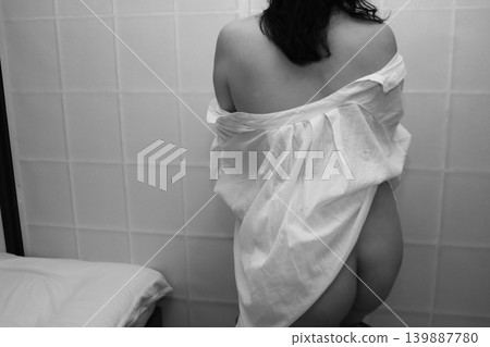身穿連身裙的女子的背影 身穿連身裙的女子的背影 139887780