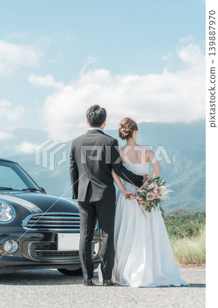 新郎新娘開著自己喜歡的車(敞篷車)拍婚紗照 新郎新娘開著自己喜歡的車(敞篷車)拍婚紗照 139887970