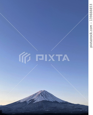 在晴朗的冬日清晨,天空由白轉藍,雄偉的富士山巍峨聳立,山腳舒展——這是一幅冬日美景。 在晴朗的冬日清晨,天空由白轉藍,雄偉的富士山巍峨聳立,山腳舒展——這是一幅冬日美景。 139888853