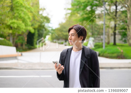 一名男子手持智慧型手機 139889007