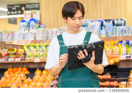 在超市工作的男店員 139889008