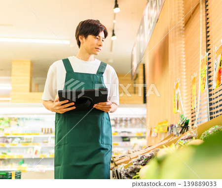 一名男性員工正在操作平板電腦。 139889033