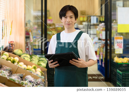在超市工作的男店員 139889035