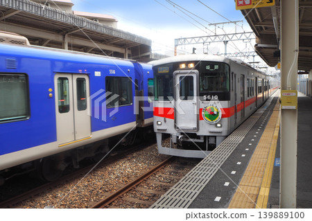 停靠阪神魚崎站的列車 停靠阪神魚崎站的列車 139889100