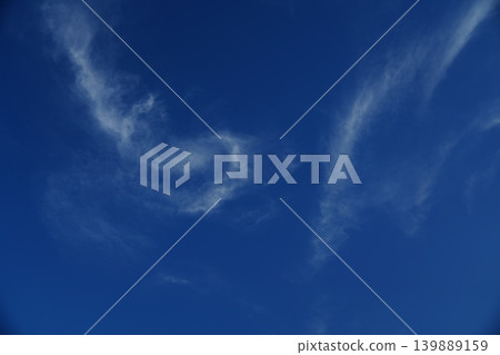 湛藍天空中的白雲 139889159