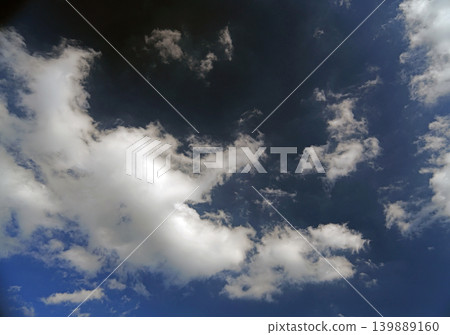 湛藍天空中的白雲 139889160