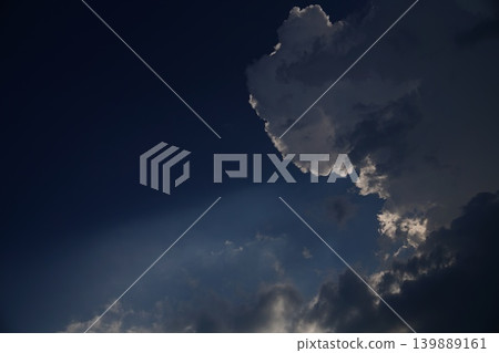 湛藍天空中的白雲 139889161