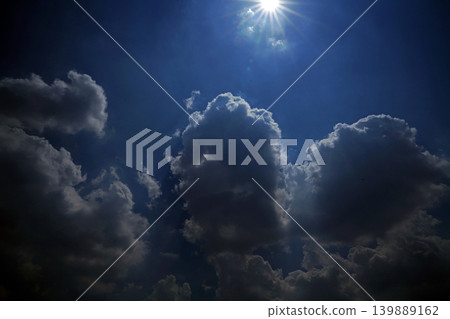 湛藍天空中的白雲 139889162