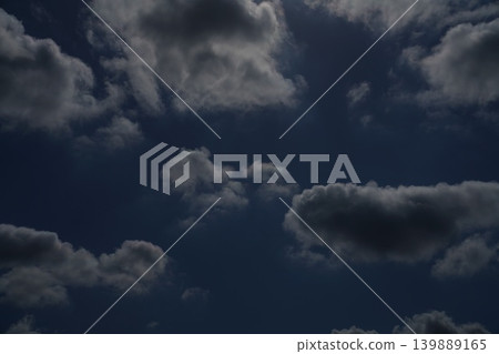 湛藍天空中的白雲 湛藍天空中的白雲 139889165