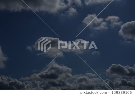 湛藍天空中的白雲 139889166