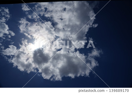 湛藍天空中的白雲 139889170