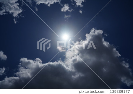 湛藍天空中的白雲 139889177