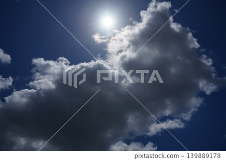 湛藍天空中的白雲 139889178