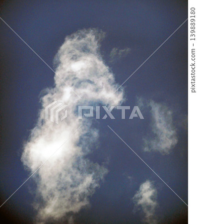 湛藍天空中的白雲 139889180