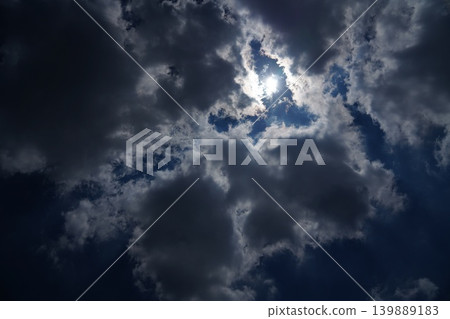 湛藍天空中的白雲 139889183