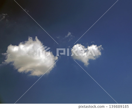 湛藍天空中的白雲 139889185