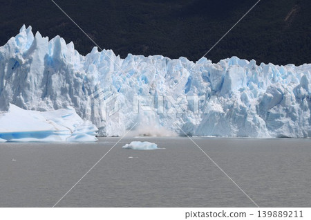 [Argentina] Perito Moreno Glacier from a boat 139889211