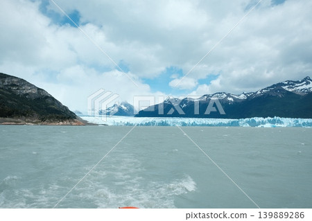 [Argentina] Perito Moreno Glacier from a boat 139889286