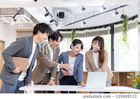 Men and women playing business meetings Men and women playing business meetings 139889513