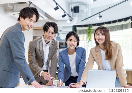 男人和女人玩商務會議 男人和女人玩商務會議 139889515