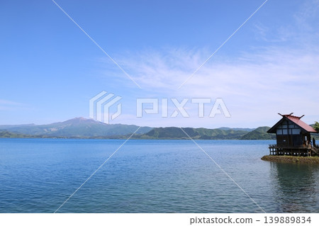 從秋田縣田澤湖眺望,遠處可見秋田駒岳和浮木神社。 從秋田縣田澤湖眺望,遠處可見秋田駒岳和浮木神社。 139889834