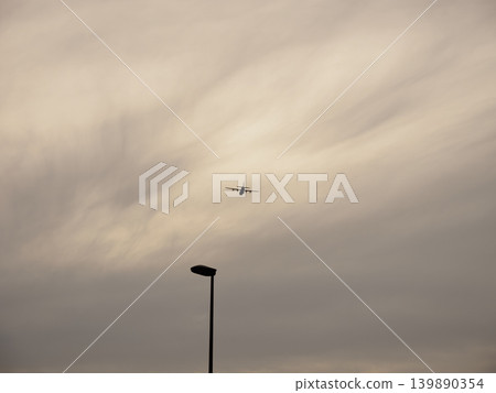 陰沉的暮色天空與路燈形成鮮明對比 陰沉的暮色天空與路燈形成鮮明對比 139890354
