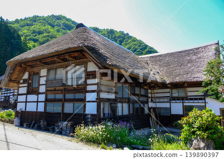村莊裡有著弧形屋頂的老房子 村莊裡有著弧形屋頂的老房子 139890397