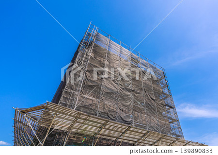 Large-scale renovation work on an apartment building in Yokohama, Japan. Measures include no smoking, wearing of protective helmets, and attention to footing. Accident-free completion and 5S movement. 139890833