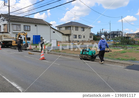 A road with alternating one-way traffic due to road construction 139891117