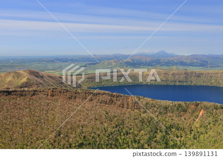 從北海道摩周山頂附近看到的摩週湖和阿寒山脈。 從北海道摩周山頂附近看到的摩週湖和阿寒山脈。 139891131